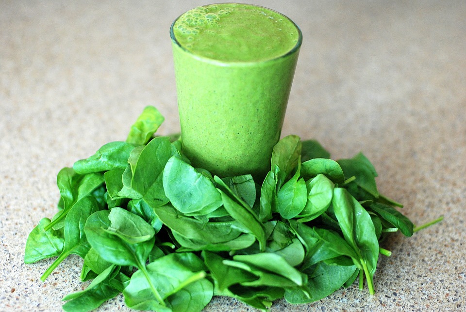 This recharge green smoothie is full of vitamin and minerals you need to start your day.